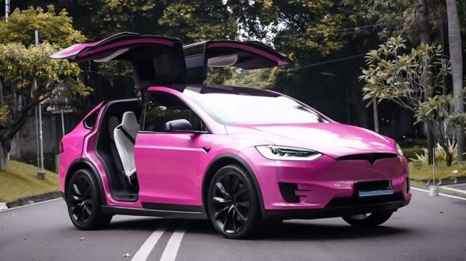 Atta Halilintar Sulap Tesla Model X Jadi Pink, Kado untuk Anaknya