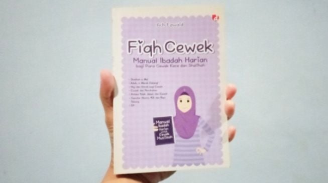 Buku Fiqh Cewek: Bagaimana Hukumnya jika Wanita Berkarier di Luar Rumah?