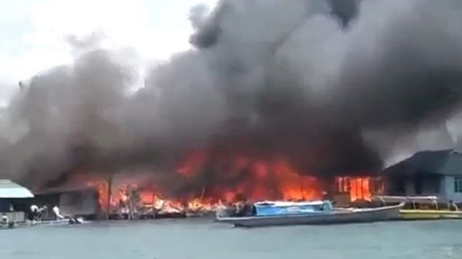 Kebakaran Hanguskan Sejumlah Rumah di Pulau Buluh Batam