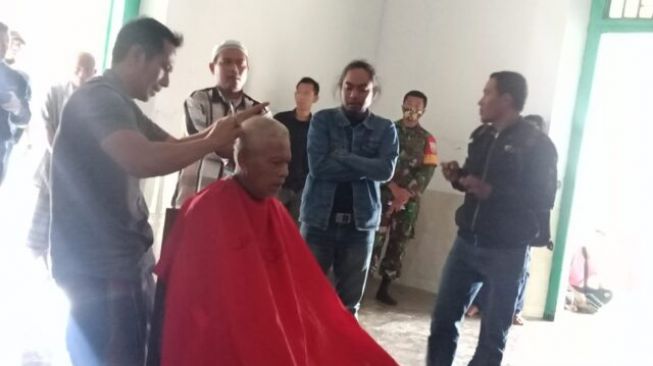 Ustaz Mizan Qudsiah Jadi Tersangka, TGH Lalu Satria Iham Sombe Tunaikan Nazar Cukur Gundul