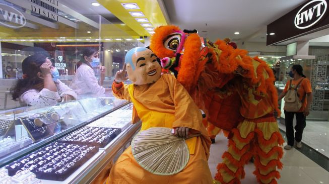 Barongsai beratraksi di salah satu pusat perbelanjaan di Surabaya, Jawa Timur, Sabtu (22/1/2022). [ANTARA FOTO/Didik Suhartono]