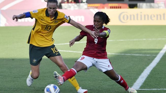 Pemain Timnas putri Indonesia Ade Mustikiana Oktafiani (kanan) berebut bola dengan pemain Timnas putri Australia Emily van Egmond dalam laga Grup B Piala Asia 2022 di Stadion Mumbai Football Arena, Mumbai, India, Jumat (21/1/2022). [ANTARA FOTO/HO/AFC]