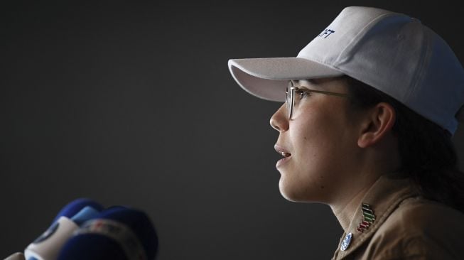 Pilot remaja Belgia-Inggris Zara Rutherford menghadiri konferensi pers setelah mendarat kembali di akhir perjalanan solo keliling dunianya di Kota Kortrijk, Belgia, pada (20/1/2022). [JOHN THYS / AFP]