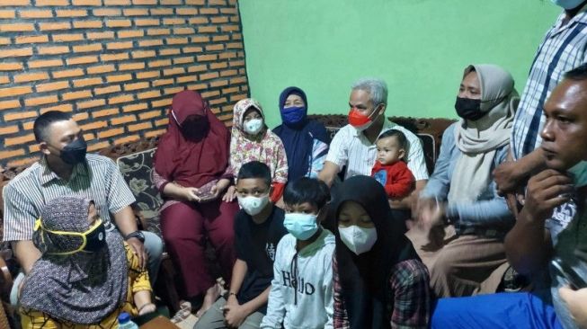 Lama tak Bertemu, Momen Haru Ganjar Pranowo Peluk Erat Sepupu yang Tinggal di Lampung