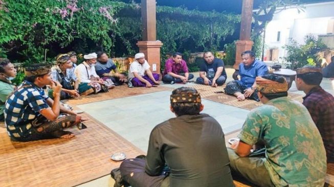 Sopir dan Kernet DAMRI Denpasar yang di-PHK Mengadu ke Nyoman Parta