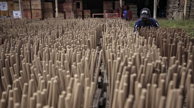 Seorang pekerja menjemur hio di Kosambi, Kabupaten Tangerang, Banten, Jumat (21/1/2022). [ANTARA FOTO/Fauzan]