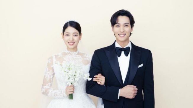 Resmi Menikah Hari Ini, Intip Perjalanan Cinta Park Shin Hye dan Choi Tae Joon