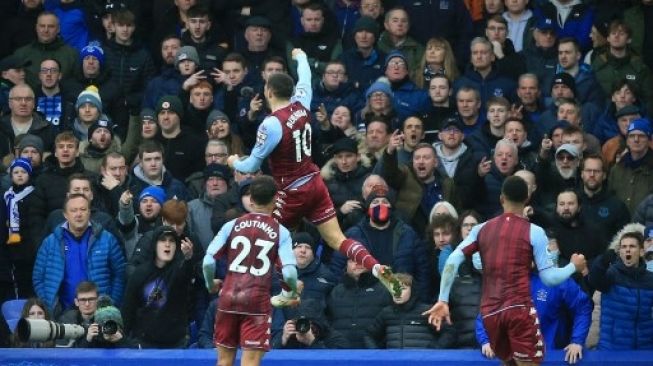 Pemain Aston Villa Emiliano Buendia rayakan gol ke gawang Everton dalam pertandingan Liga Premier di Goodison Park, Sabtu (22/1/2022). [AFP]