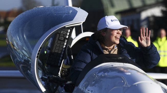 Pilot remaja Belgia-Inggris Zara Rutherford berada di atas pesawat Ultralight Shark setelah mendarat kembali di akhir perjalanan solo keliling dunianya di Kota Kortrijk, Belgia, pada (20/1/2022). [JOHN THYS / AFP]