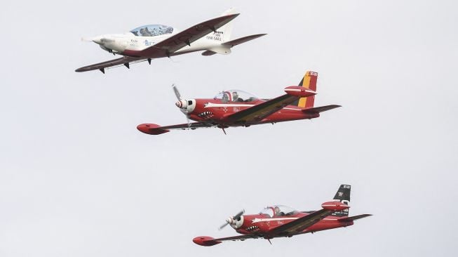 Pilot remaja Belgia-Inggris Zara Rutherford menaiki pesawat Ultralight Shark bersiap untuk mendarat kembali di akhir perjalanan solo keliling dunianya di Kota Kortrijk, Belgia, pada (20/1/2022). [JOHN THYS / AFP]