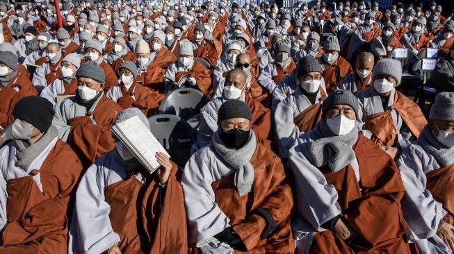 Ordo Jogye, sekte Buddha terbesar di Korea Selatan, mengadakan rapat umum di Kuil Jogye, Seoul, Jumat (21/1/2022). [ANTHONY WALLACE / AFP]