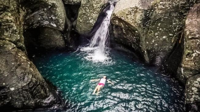 Melihat Batu Belah di Air Terjun Dewasana Jembrana Bali