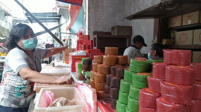 Menjaga Warisan Leluhur Tak Sekadar Cari Untung, Ini Kisah Pedagang Kue Keranjang di Kota Semarang