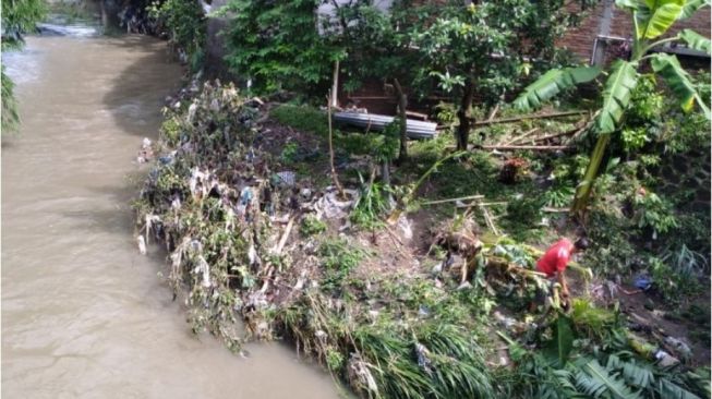 Rumahnya Terendam Banjir, Ratusan Warga di Kota Solo Mengungsi