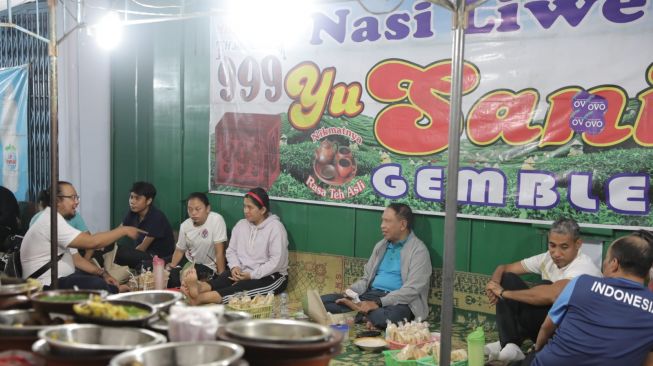 Sambil Diskusi, Menpora dan Atlet Paralimpiade Makan Lesehan Nasi Liwet di Solo
