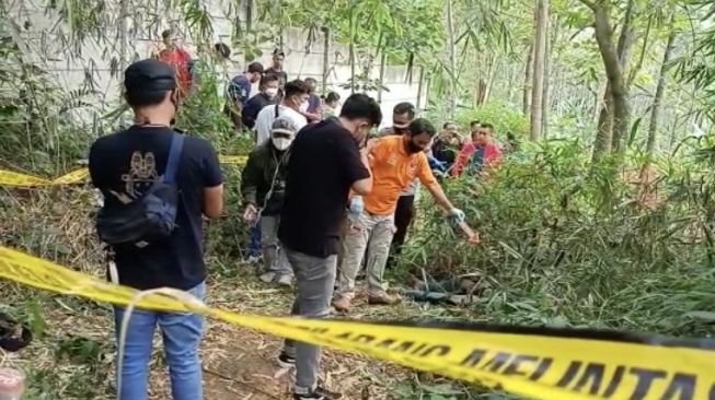 Geger Penyadap Karet Temukan Mayat dalam Kondisi Gosong di Perkebunan Karet Cianjur