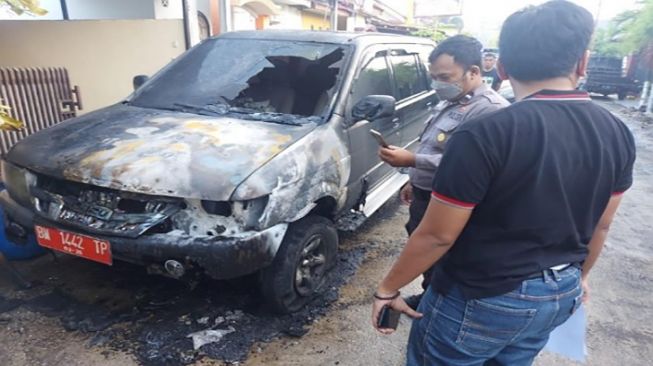 Mobil Dinas Kepala Keamanan Lapas Pekanbaru, Effendi Purba dibakar Orang Tak Dikenal (OTK) Rabu, 19 Januari 2022 pukul 04.41 WIB/Istimewa
