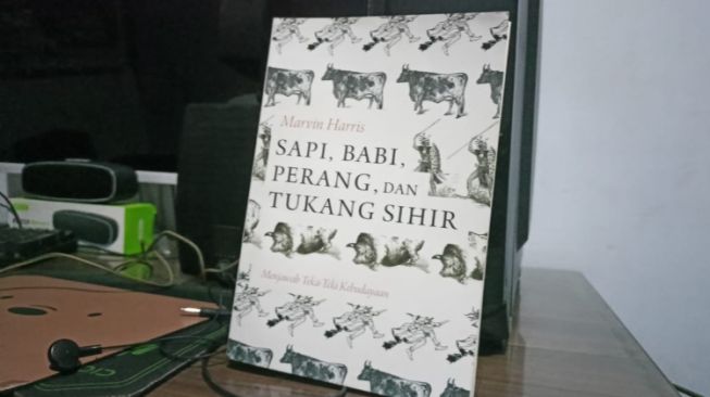 Ulasan Buku Sapi, Babi, Perang dan Tukang Sihir: Menguak Budaya yang Terkadang Bertolak Belakang