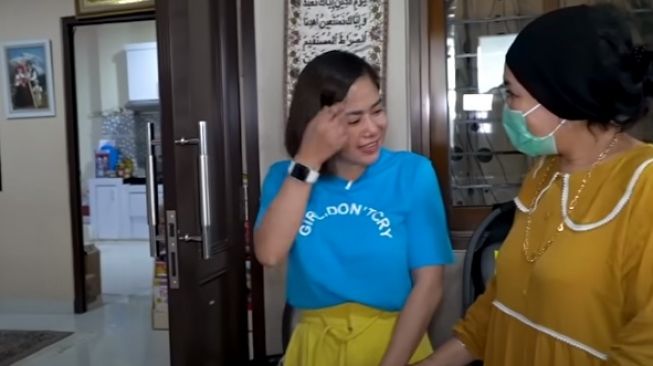 Kalung ibu Ayu Ting Ting [YouTube/Farida Nurhan]