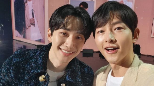 Selfie Bersama, Song Joong Ki Hadiri Fan Meeting Sahabatnya Lee Junho 2PM