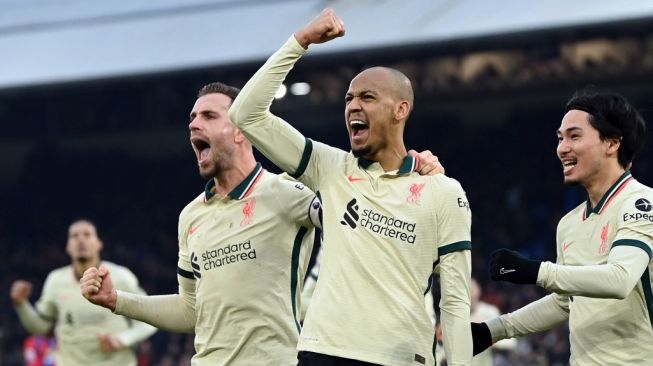 Pemain Liverpool, Fabinho (tengah) merayakan golnya ke gawang Crystal Palace pada laga Liga Inggris di Selhurst Park, London, Minggu (23/1/2022) malam WIB. [DANIEL LEAL / AFP]