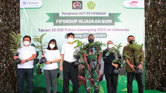 PT Federal International Finance (FIFGROUP) anak perusahaan PT Astra International yang bergerak di bidang usaha pembiayaan ritel sepeda motor, memperingati hari jadi ke-33 dengan kegiatan "Hijaukan Bumi" [FIFGroup].