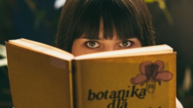 Bikin Kagum, 5 Karakter Perempuan yang Hobi Membaca Buku