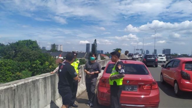 Netizen Geram Pengendara Mobil Sport Mewah Bikin Macet Tol Andara: Kaya tapi Nanggung Jadi Norak