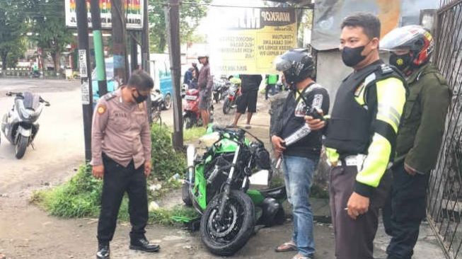 Pengendara Kawasaki Ninja 250 CC Meninggal Dunia Tabrak Tiang Listrik Anggota Polda Sulawesi Utara