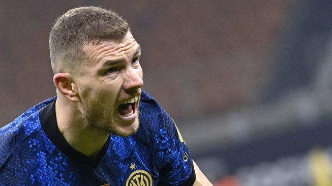 Penyerang Inter Milan Edin Dzeko (kanan) menyundul bola dan mencetak gol selama pertandingan sepak bola Serie A Italia antara Inter Milan melawan Venezia di Stadion Giuseppe Meazza, Sabtu waktu setempat atau Minggu (23/1/2022) dini hari WIB. Alberto PIZZOLI / AFP