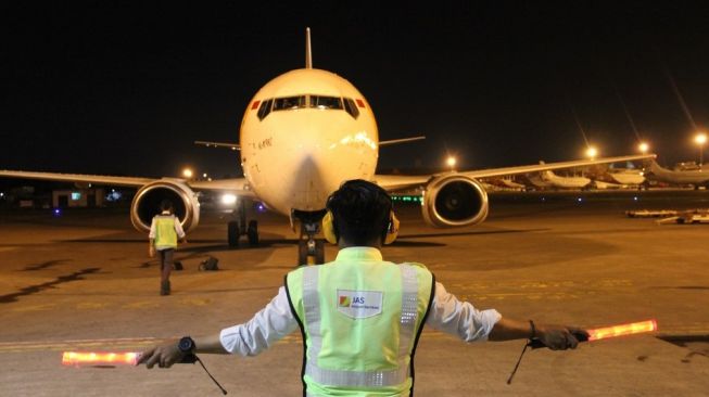 Gegara Kartu Identitas Jatuh, Pekerja Bandara di China Tewas Terlindas Roda Pesawat