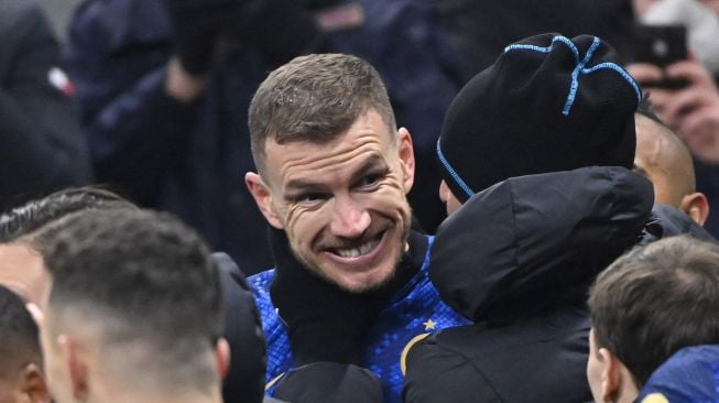 Penyerang Inter Milan Edin Dzeko merayakan golnya usai mencetak gol kedua timnya selama pertandingan sepak bola Serie A Italia antara Inter Milan melawan Venezia di Stadion Giuseppe Meazza, Sabtu waktu setempat atau Minggu (23/1/2022) dini hari WIB. Alberto PIZZOLI / AFP