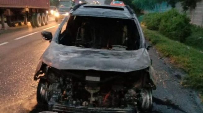 minibus  Ford Titanium B-1875-KYZ terbakar di Tol Tangerang-Merak. [IST]
