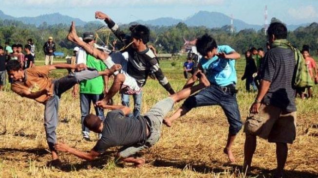 2 Tradisi Ekstrem Warga Toraja Merayakan Panen Berlimpah, Adu Tendangan dan Saling Pukul Pakai Rotan