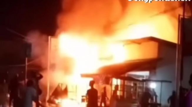 Heboh! Beredar Video Kebakaran yang Diduga Terjadi di Tempat Agen Gas LPG dan Penjual Bensin Eceran di Kapuas Hulu