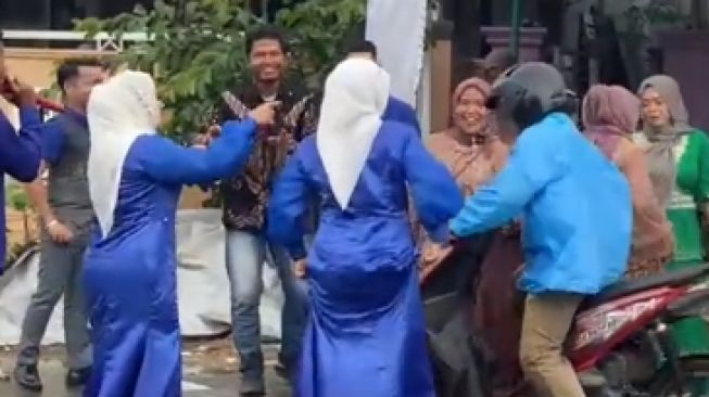 Kocak! Adakan Hiburan di Tengah Jalan, Aksi Bapak-Bapak Lewat Ikut Joget Bikin Ngakak