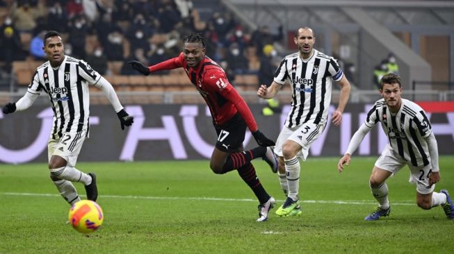 Penyerang sayap AC Milan, Rafael Leao mencoba melepaskan tendangan saat timnya menjamu Juventus dalam laga lanjutan Serie A, Senin (24/1/2022). (Foto: AFP)