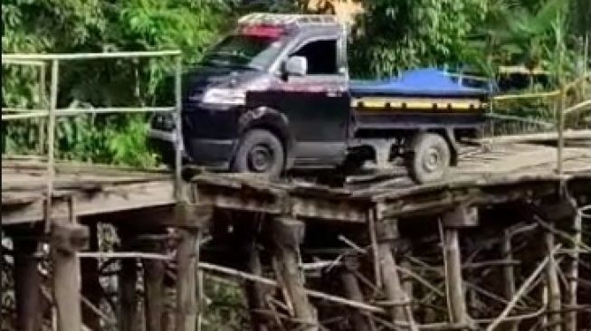 Video Mobil Pikap Nekat Lewati Jembatan Reyot Bikin Warganet Ketar-Ketir: Jalan Sempit Mental Elit