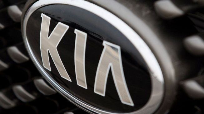 Logo Kia baru pada grille produksi Kia Corporation. Sebagai ilustrasi [Kia via ANTARA].