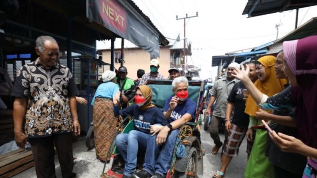 Kunjungi Desa KKN di Sumsel Ganjar Mampir ke Hajatan, Warganet Salfok: Bapak Kan Gubernur Jateng?