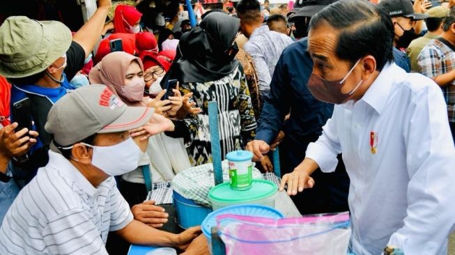 Berkunjung Ke Pasar, Jokowi Beli Cabe 2 Kg dan Berikan Uang 1,2 Juta Pada Pedagang