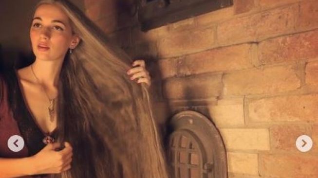 Dulu Diejek karena Rambut Beruban di Umur 13 Tahun, Wanita Ini Sekarang Punya Penampilan Mirip Rapunzel