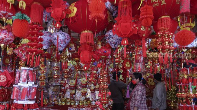 Warga memilih pernak-pernik Tahun Baru Imlek yang dijual di Glodok, Jakarta, Senin (24/1/2022). [Suara.com/Angga Budhiyanto]
