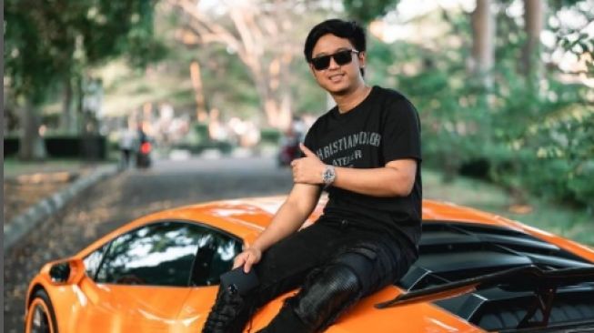 Doni Salmanan duduk di atas Lamborghini (Instagram)