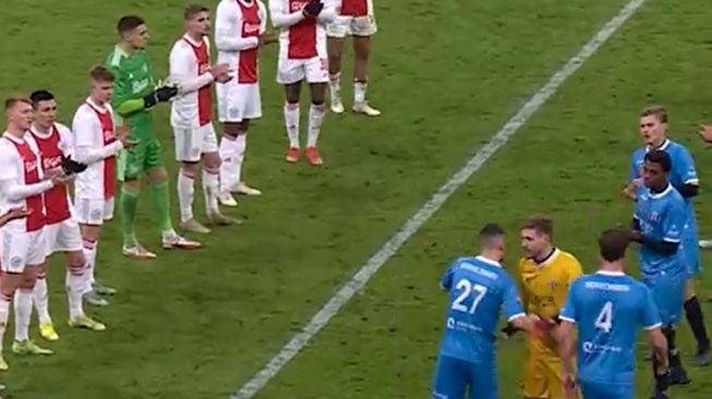 Respek, Pemain Ajax Beri Sambutan pada Pemain Lawan Usai Sembuh dari Kanker Tulang