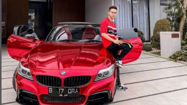 Indra Kenz bersama BMW Z4 (Instagram)