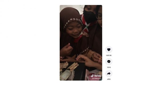 Para murid mengumpulkan uang untuk gurunya, alasannya bikin haru. [TikTok]