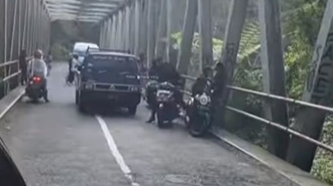 Aksi Bubarkan Pemotor yang Berhenti di Jembatan Cangar Ini Tuai Pujian Warganet: Seolah Jalan Nenek Moyangnya
