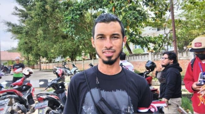 Koordinator Lapangan aksi protes yang digelar Koalisi Pemuda Kaltim Fuad Assegaf. [ANTARA/R'sya R]