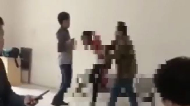 Tangkapan layar video aksi pemukulan di Cianjur [Ist]